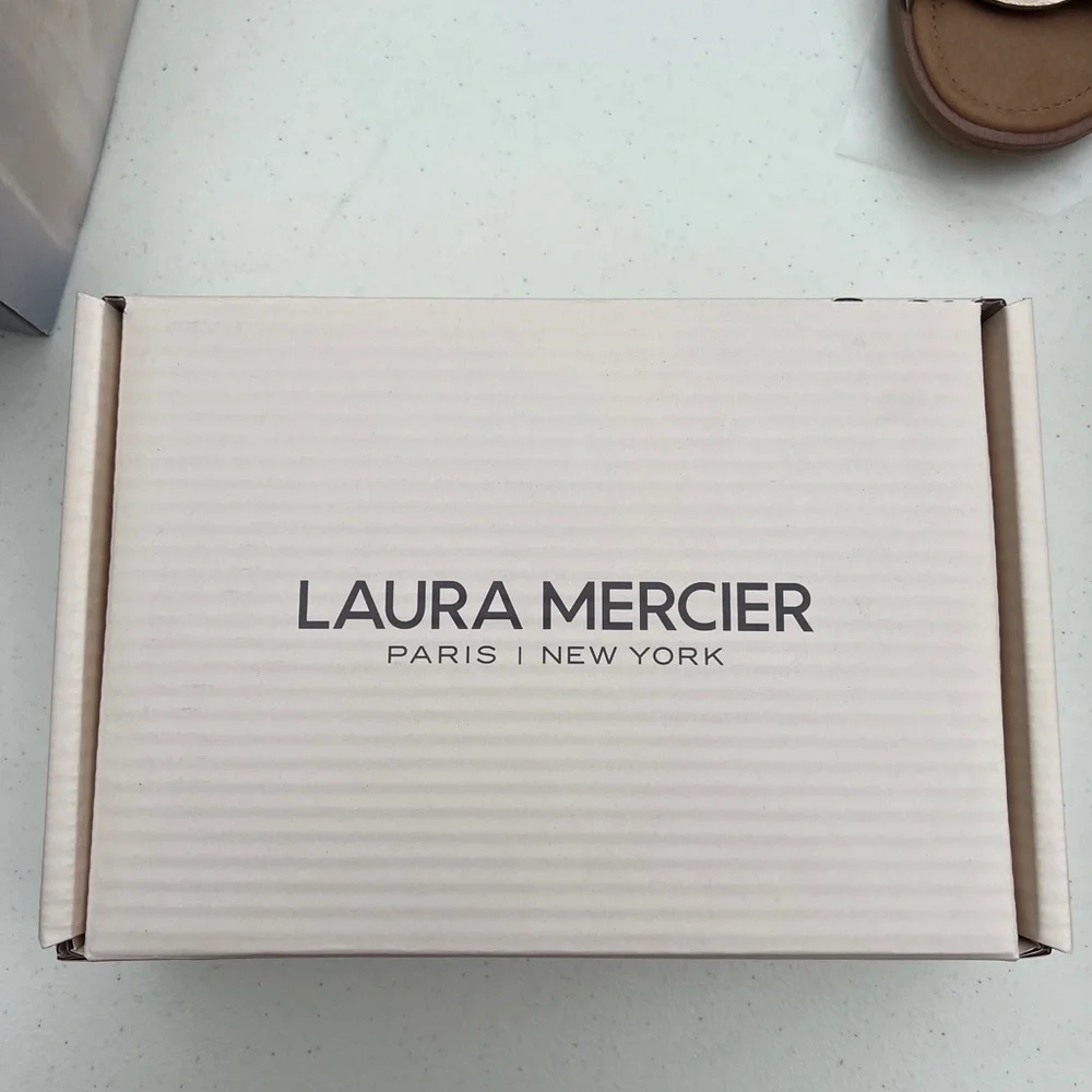 Laura Mercier 24HR Hydrating Setting Spray with Hyaluronic Acid & Niacinamide